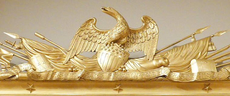 Adler auf Rahmen über dem gemälde Washington Crossing the Delaware im Met New York