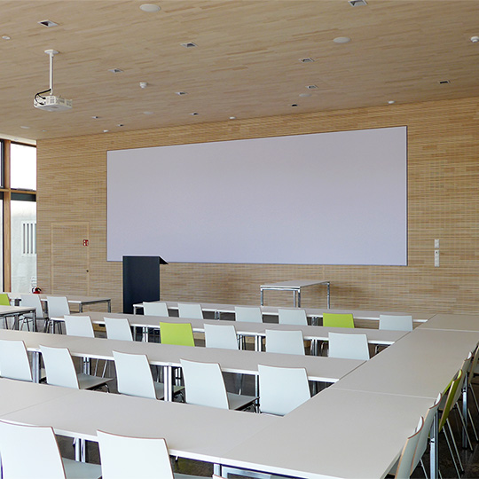 Veranstaltungsraum der Aula mit Beamerleinwand