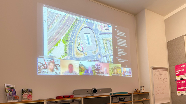 Akustikleinwand in der Größe 3,2 x 2,2 m