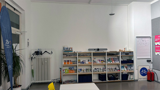 Die Wand bevor die schallabsorbierende Projektionswand befestigt wurde.