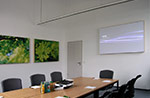 Schallabsorbierende Projektionsfläche im Konferenzraum der Tilia GmbH – Leipzig