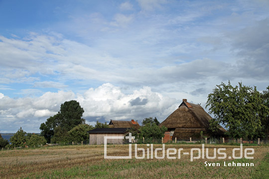 Haus am Feld mit Wolken