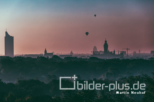 Sonnenaufgang über Leipzig mit Ballons