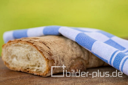 Baguettebrot mit Tuch