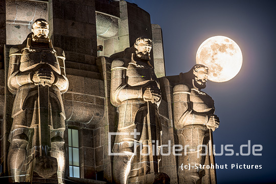 Mond am Völkerschlachtdenkmal